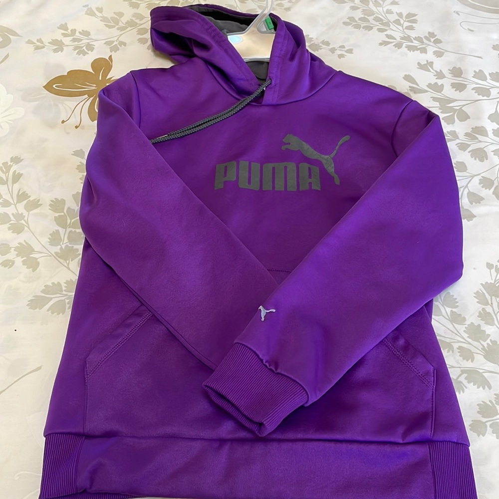 Like new Puma sweatshirt! Such a great color